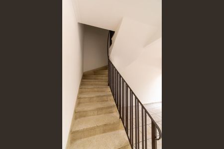 Casa à venda com 95m², 2 quartos e 2 vagasEscada