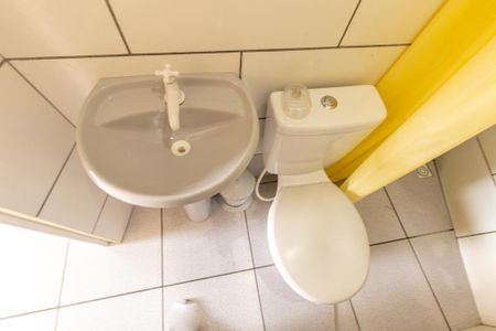 Banheiro Social de kitnet/studio para alugar com 1 quarto, 20m² em Novo Mundo, Curitiba