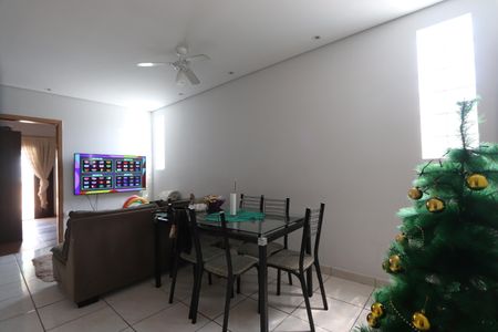Casa à venda com 200m², 4 quartos e 4 vagasSala e Cozinha
