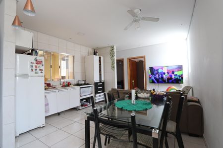 Casa à venda com 200m², 4 quartos e 4 vagasSala e Cozinha