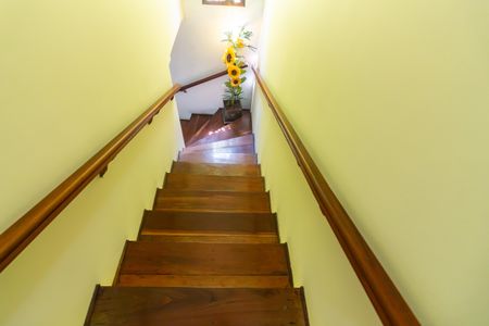 Casa à venda com 187m², 3 quartos e 2 vagas Casa à venda com 187m², 3 quartos e 2 vagasEscada