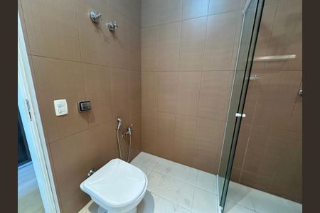 Casa à venda com 1000m², 5 quartos e 7 vagasBanheiro da Suíte 2