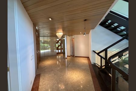 Casa à venda com 1000m², 5 quartos e 7 vagasEscada