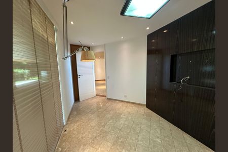 Casa à venda com 1000m², 5 quartos e 7 vagasSala de TV