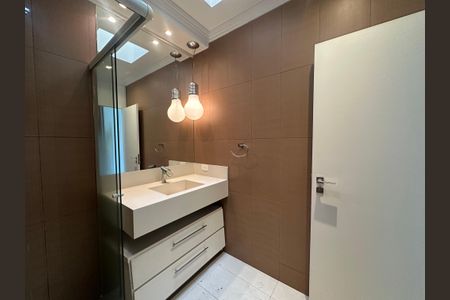 Casa à venda com 1000m², 5 quartos e 7 vagasBanheiro da Suíte 2