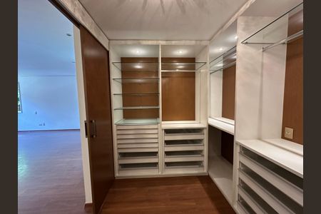Casa à venda com 1000m², 5 quartos e 7 vagasCloset da suíte 3