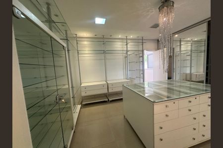 Casa à venda com 1000m², 5 quartos e 7 vagasCloset da suíte 4