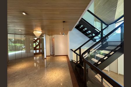 Casa à venda com 1000m², 5 quartos e 7 vagasEscada