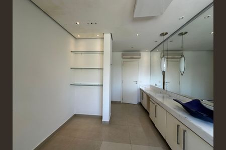 Casa à venda com 1000m², 5 quartos e 7 vagasBanheiro da Suíte 4