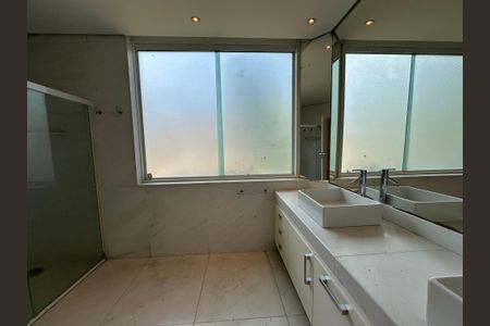 Casa à venda com 1000m², 5 quartos e 7 vagasBanheiro da Suíte 3