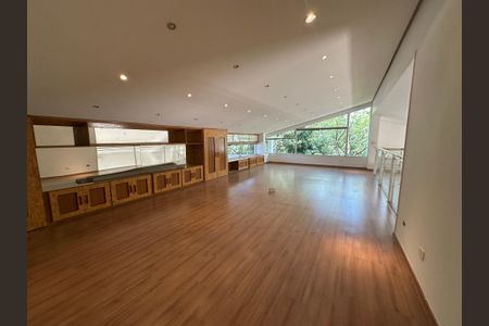 Casa à venda com 1000m², 5 quartos e 7 vagasSala de TV