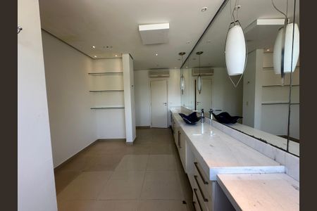 Casa à venda com 1000m², 5 quartos e 7 vagasBanheiro da Suíte 4
