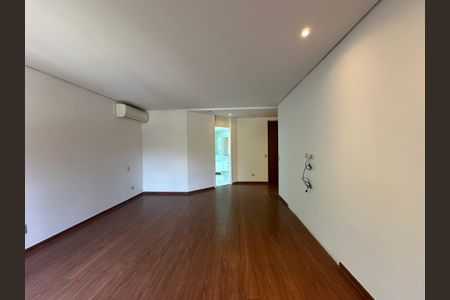 Casa à venda com 1000m², 5 quartos e 7 vagasBanheiro da Suíte 3