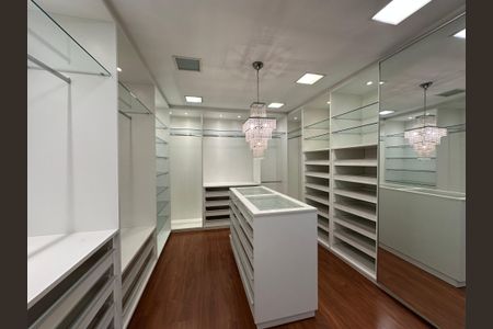 Casa à venda com 1000m², 5 quartos e 7 vagasCloset da suíte 3