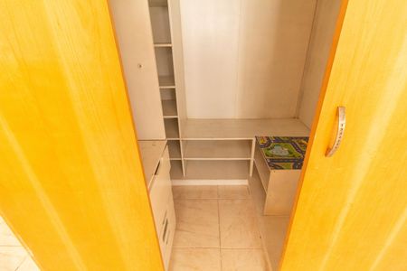 Apartamento à venda com 80m², 2 quartos e sem vaga Apartamento à venda com 80m², 2 quartos e sem vagaCloset da suíte