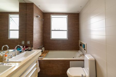 Apartamento para alugar com 216m², 3 quartos e 4 vagas Apartamento para alugar com 216m², 3 quartos e 4 vagasBanheiro Suíte 2