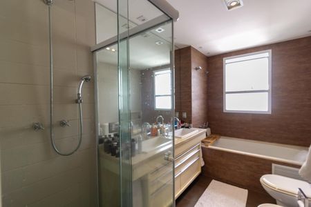 Apartamento para alugar com 216m², 3 quartos e 4 vagas Apartamento para alugar com 216m², 3 quartos e 4 vagasBanheiro Suíte 2