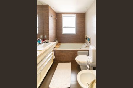 Apartamento para alugar com 216m², 3 quartos e 4 vagas Apartamento para alugar com 216m², 3 quartos e 4 vagasBanheiro Suíte 2