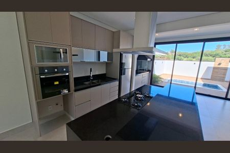 Casa de condomínio à venda com 176m², 3 quartos e 4 vagasFoto 01