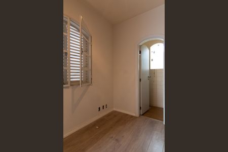 Casa à venda com 443m², 4 quartos e 6 vagasQuarto de Serviço