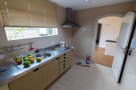 Casa à venda com 443m², 4 quartos e 6 vagasCozinha