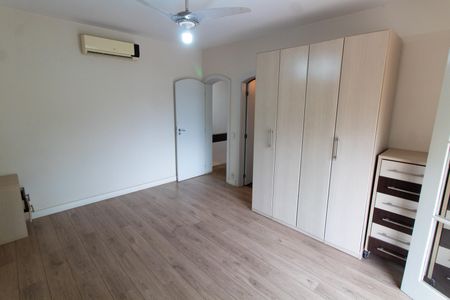 Casa à venda com 443m², 4 quartos e 6 vagasSuíte