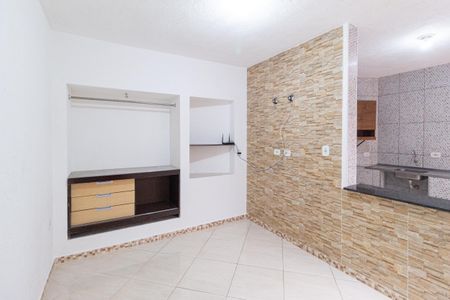 Quarto de casa para alugar com 1 quarto, 32m² em Vila Dirce, Carapicuíba