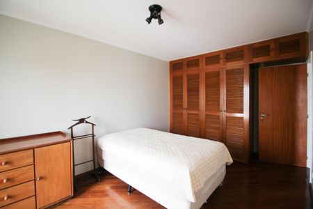 Apartamento à venda com 192m², 4 quartos e 2 vagas Apartamento à venda com 192m², 4 quartos e 2 vagasQuarto 2