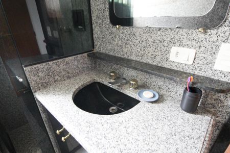 Apartamento à venda com 192m², 4 quartos e 2 vagas Apartamento à venda com 192m², 4 quartos e 2 vagasBanheiro da Suíte