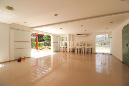 Apartamento à venda com 192m², 4 quartos e 2 vagas Apartamento à venda com 192m², 4 quartos e 2 vagasÁrea comum - Salão de festas