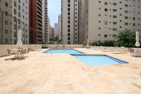 Apartamento à venda com 192m², 4 quartos e 2 vagas Apartamento à venda com 192m², 4 quartos e 2 vagasÁrea comum - Piscina