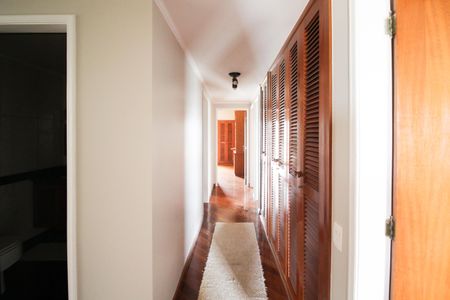 Apartamento à venda com 192m², 4 quartos e 2 vagas Apartamento à venda com 192m², 4 quartos e 2 vagasCorredor