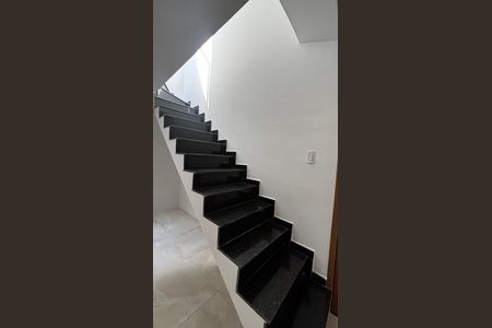 Apartamento à venda com 91m², 2 quartos e 2 vagas Apartamento à venda com 91m², 2 quartos e 2 vagasEscada