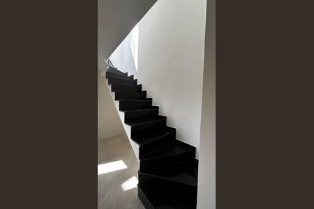 Apartamento à venda com 97m², 2 quartos e 2 vagas Apartamento à venda com 97m², 2 quartos e 2 vagasEscada