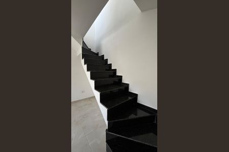 Apartamento à venda com 95m², 2 quartos e 2 vagas Apartamento à venda com 95m², 2 quartos e 2 vagasEscada