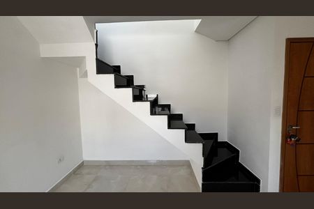 Apartamento à venda com 95m², 2 quartos e 2 vagas Apartamento à venda com 95m², 2 quartos e 2 vagasEscada