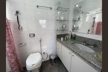 Apartamento à venda com 130m², 4 quartos e 2 vagas Apartamento à venda com 130m², 4 quartos e 2 vagasBanheiro da Suíte