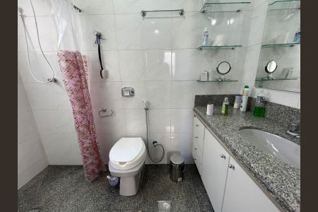 Apartamento à venda com 130m², 4 quartos e 2 vagas Apartamento à venda com 130m², 4 quartos e 2 vagasBanheiro da Suíte
