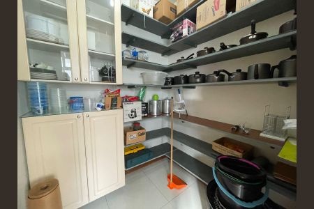 Apartamento à venda com 130m², 4 quartos e 2 vagas Apartamento à venda com 130m², 4 quartos e 2 vagasDespensa