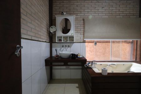 Casa para alugar com 490m², 4 quartos e 4 vagasBanheiro da Suíte 1