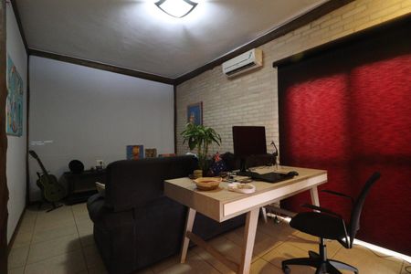 Casa para alugar com 490m², 4 quartos e 4 vagasEscritório