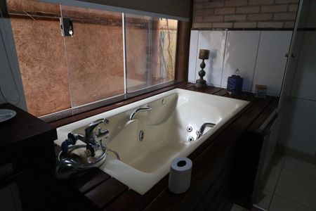 Casa para alugar com 490m², 4 quartos e 4 vagasBanheiro da Suíte 1