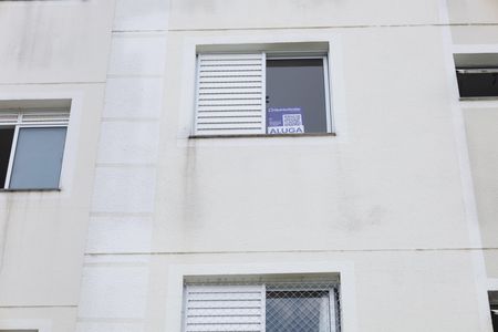 Apartamento para alugar com 45m², 2 quartos e 1 vaga Apartamento para alugar com 45m², 2 quartos e 1 vagaPlaca instalada na janela do quarto - Código da placa YACP-1221