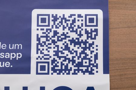 Apartamento para alugar com 45m², 2 quartos e 1 vaga Apartamento para alugar com 45m², 2 quartos e 1 vagaPlaca instalada na janela do quarto - Código da placa YACP-1221