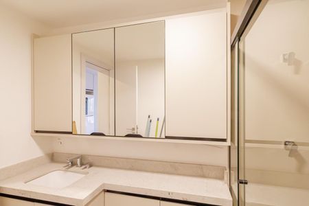 Banheiro de kitnet/studio para alugar com 1 quarto, 39m² em Vila Nova Conceição, São Paulo