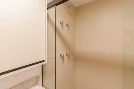 Banheiro de kitnet/studio para alugar com 1 quarto, 39m² em Vila Nova Conceição, São Paulo