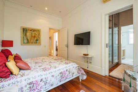 Casa à venda com 826m², 5 quartos e 5 vagasSuíte 2