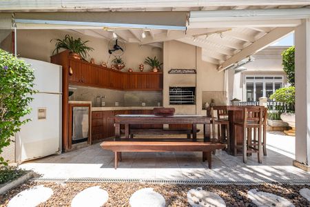 Casa à venda com 826m², 5 quartos e 5 vagasQuintal