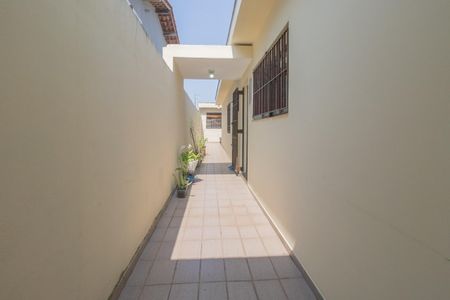 Casa à venda com 90m², 3 quartos e 2 vagasCorredor de acesso