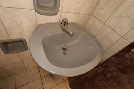 Banheiro - Pia de casa para alugar com 1 quarto, 55m² em Vila Humaita, Santo André